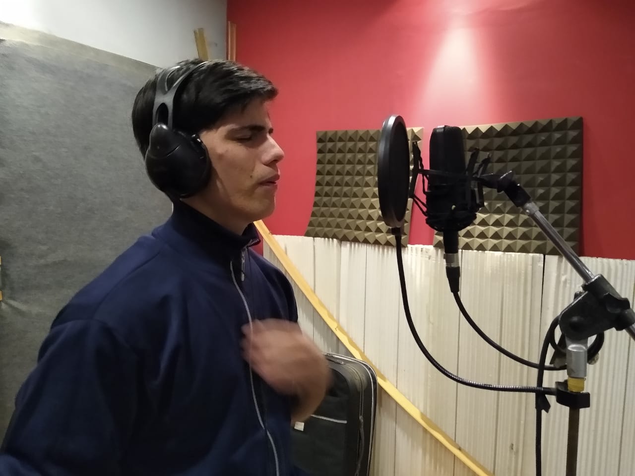Nico grabando voces para el proyecto de adoración